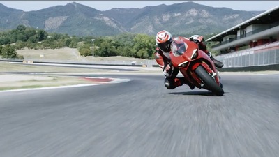 Nuova Ducati Panigale V4 in azione