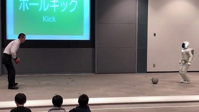 Honda ASIMO prova a far goal - VIDEO