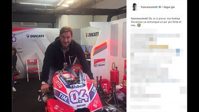 Campioni del calcio e stelle del cinema: che gioia sulla moto!