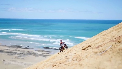 La KTM 1090 Adventure R si scatena in paradiso