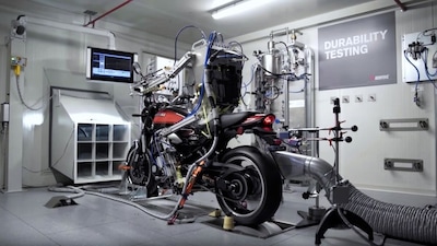 Gli scarichi Akrapovic li prova un robot