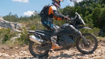 Nuova KTM 790 Adventure R svelata in VIDEO
