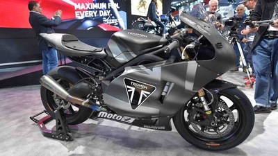 Moto2, il nuovo motore Triumph al Salone di Milano - le FOTO