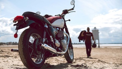 Triumph, le foto delle novità per EICMA