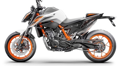 KTM 390 Adventure e 890 Duke R: le foto Eicma