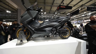 Yamaha TMAX debutta a EICMA 2019: FOTO