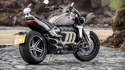 Triumph Rocket 3 R e GT, le foto