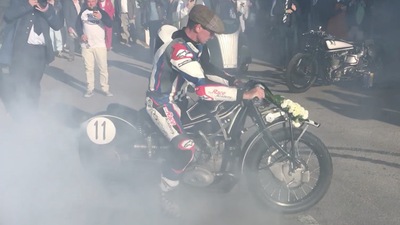 BMW R57 Kompressor: burn out con Troy Corser a Goodwood VIDEO