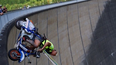 Con una Vespa si getta da una diga e fa il pendolo VIDEO