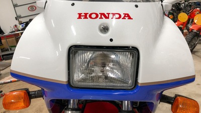 Ducati 916 e Honda RC30 col faro quadrato