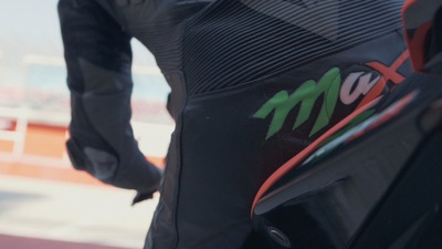 Aprilia RSV4 2021: in azione con Max Biaggi a Misano VIDEO