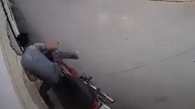 Prova a evitare garage derapando con lo scooter... ma finisce male VIDEO