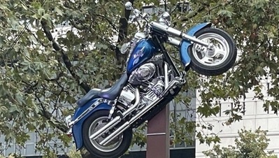 Parigi, ambientalisti contrari all'Harley di Johnny Hallyday: "Non è simbolo di città pacifica"