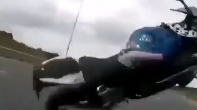 Impenna a 160 km/h sulla BMW S1000RR ma finisce malissimo VIDEO