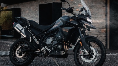 Triumph Tiger 900 Bond Edition FOTO