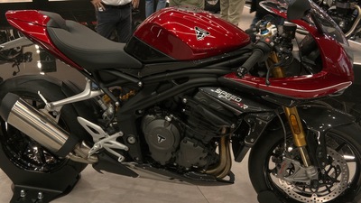 EICMA 2021, Triumph Speed Triple RR: Sportiva con classe