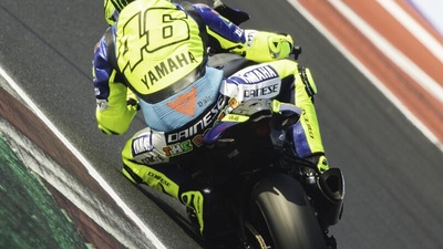 Valentino in pista con la Yamaha R1 GYTR VR46: le FOTO