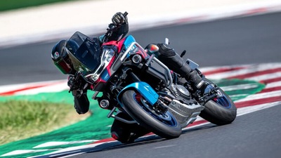 CFMoto 800MT R Sport FOTO