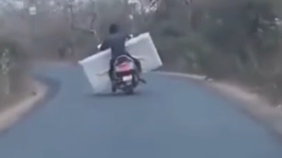 Trasporta il materasso con uno scooter: l'incidente è inevitabile!