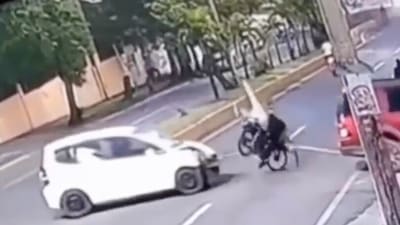 Non vede la corda che traina un'auto e ci va a sbattere con lo scooter