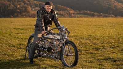 Pavel Malanik e la sua moto con motore V8 4.4
