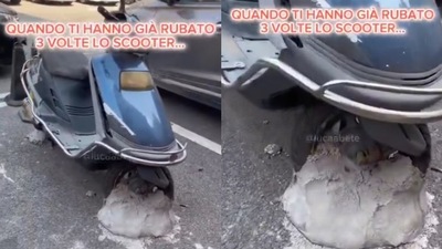 Cementa lo scooter all'asfalto per non farselo rubare