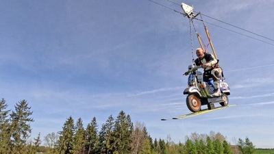 Una nuova impresa da record sulla Vespa per lo stuntman Schachermayr