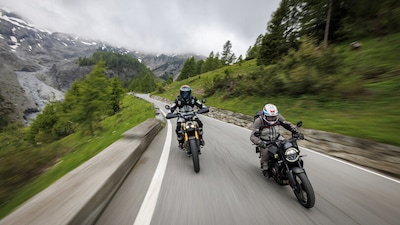 Husqvarna Svartpilen 401 vs Triumph Scrambler 400 X: le foto della sfida