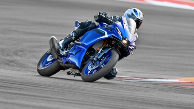 Yamaha R3: le foto della sportiva simile alla R9