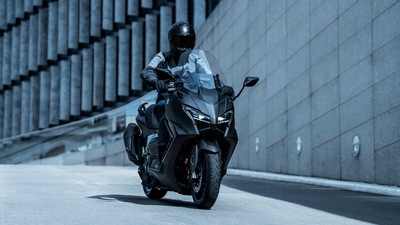 Yamaha TMAX 2025: le foto