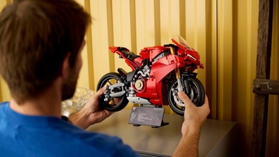 LEGO Technic Ducati Panigale V4 S: le foto