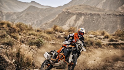 KTM 1390 Super Adventure R 2025: LE FOTO