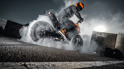 KTM 790 Duke 2025: le foto