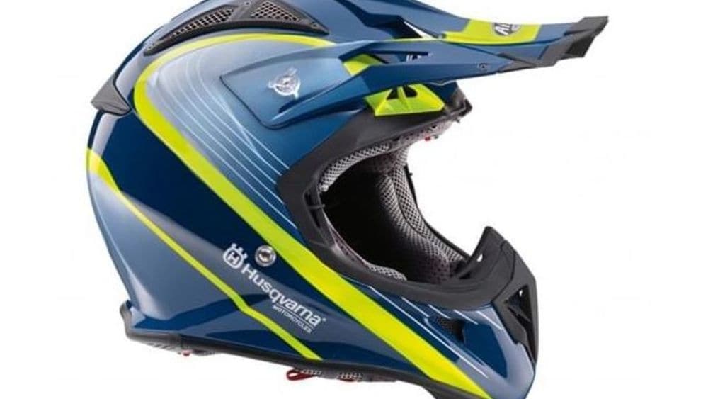 Da Airoh arriva Aviator 2.1 con livrea Husqvarna - News | InMoto.it