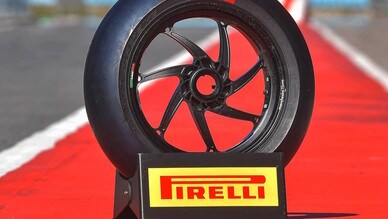 Pirelli: le &lsquo;scarpe&rsquo; racing per moto e scooter