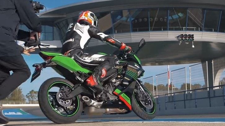 Kawasaki Ninja ZX-25R: Johnny Rea la fa cantare a Jerez