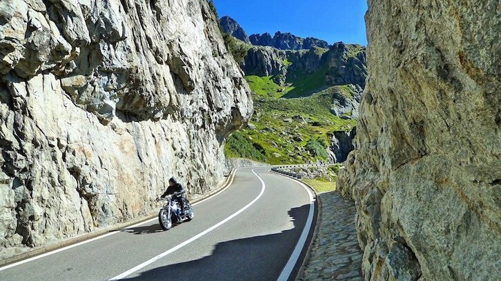 Divieto moto: l’ipotesi anche sui passi dolomitici