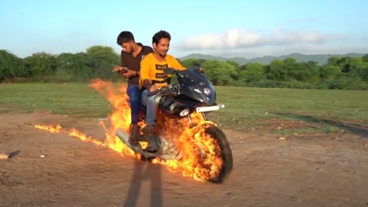 "Geni al lavoro": moto in fiamme come in Ghost Rider