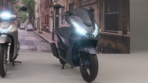 Video Honda PCX125 2021: walking around