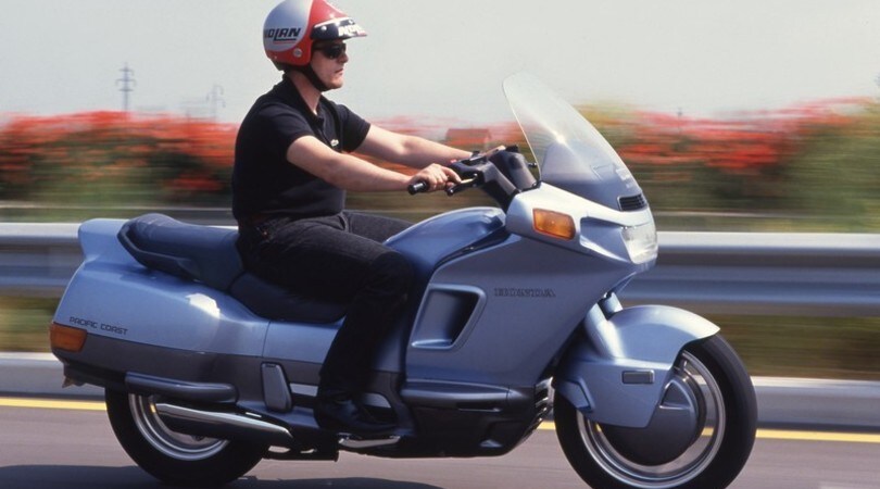 Rewind, Honda Pacific Coast 800: la moto in smoking