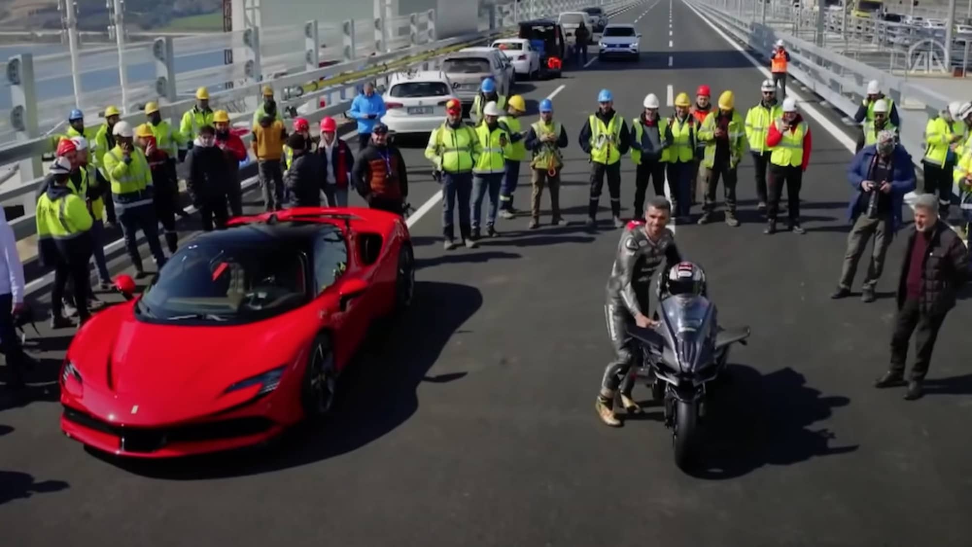 Kawasaki H2R Vs Ferrari SF90: sfida tra Sofuoglu e Ratzgatlioglu sul Canakkale 1915