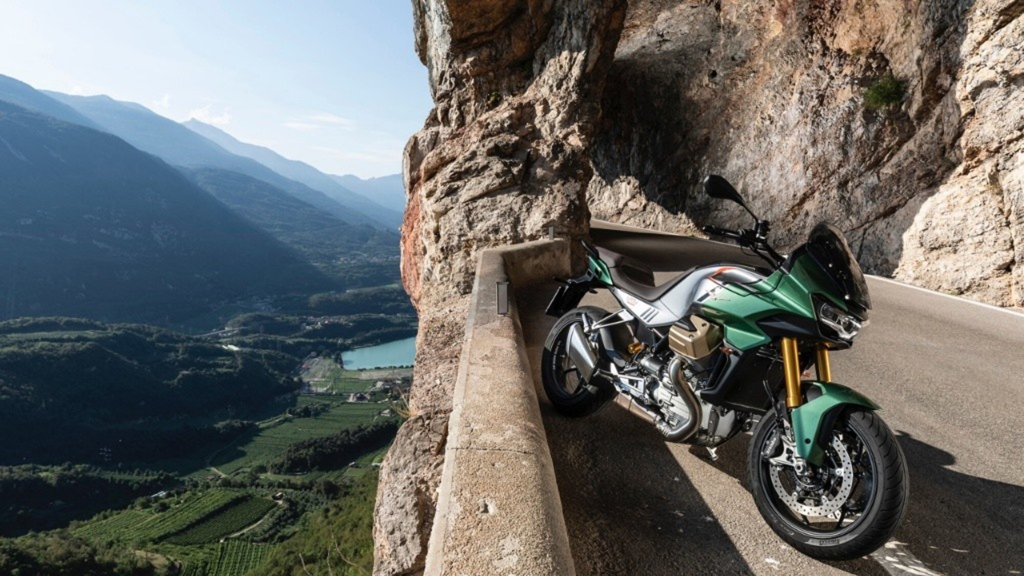 Moto Guzzi: la V100 Mandello incontra Wolverine