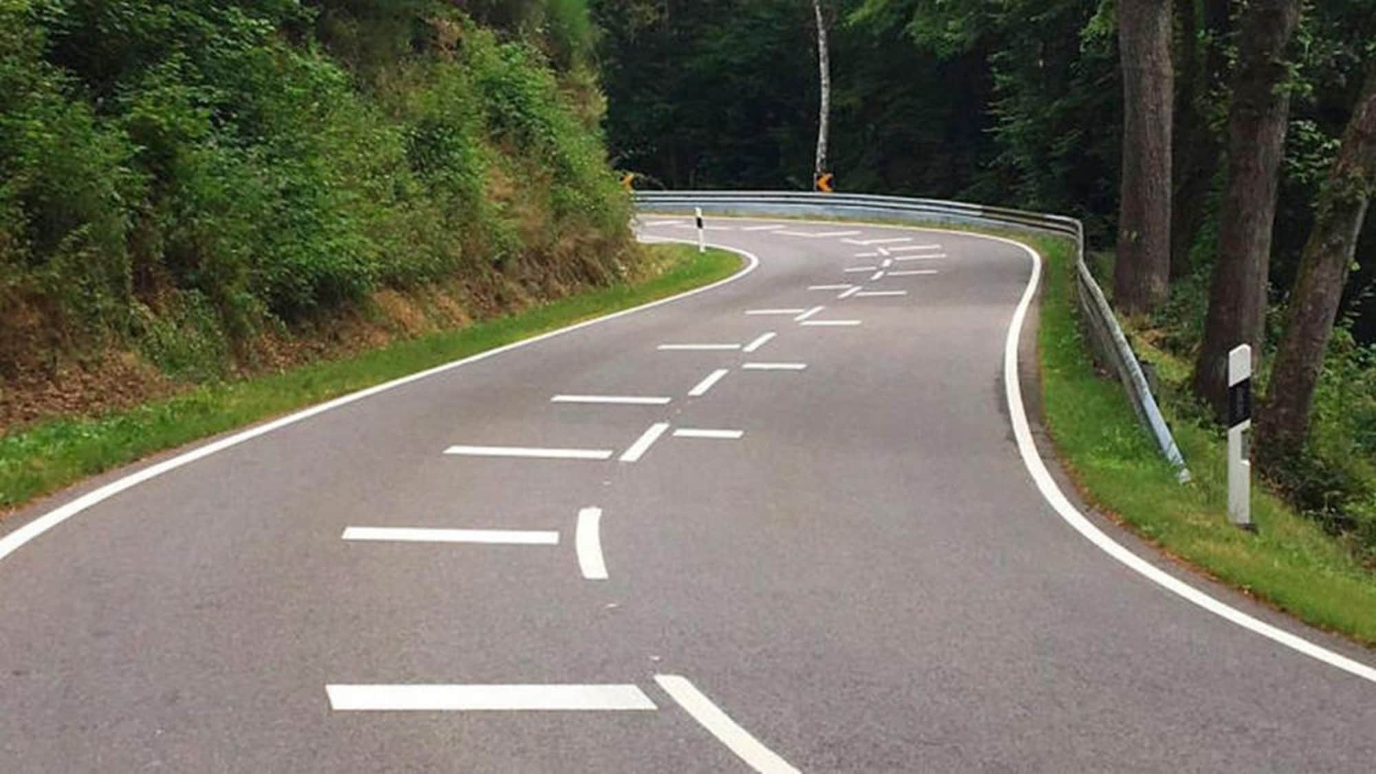 Strisce salvamotociclisti, la segnaletica orizzontale che si fa strada in Europa