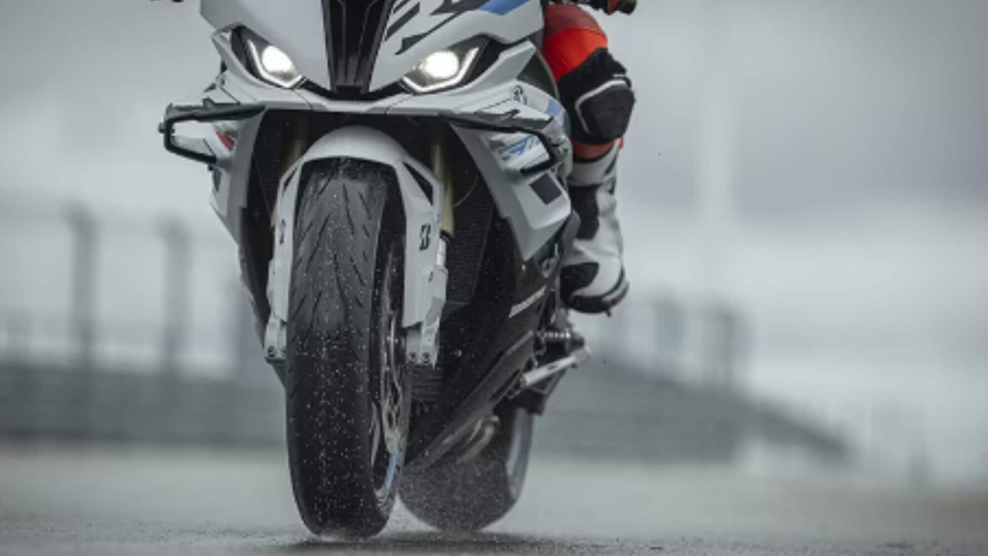 In moto anche se piove: 10 consigli per andare sicuri