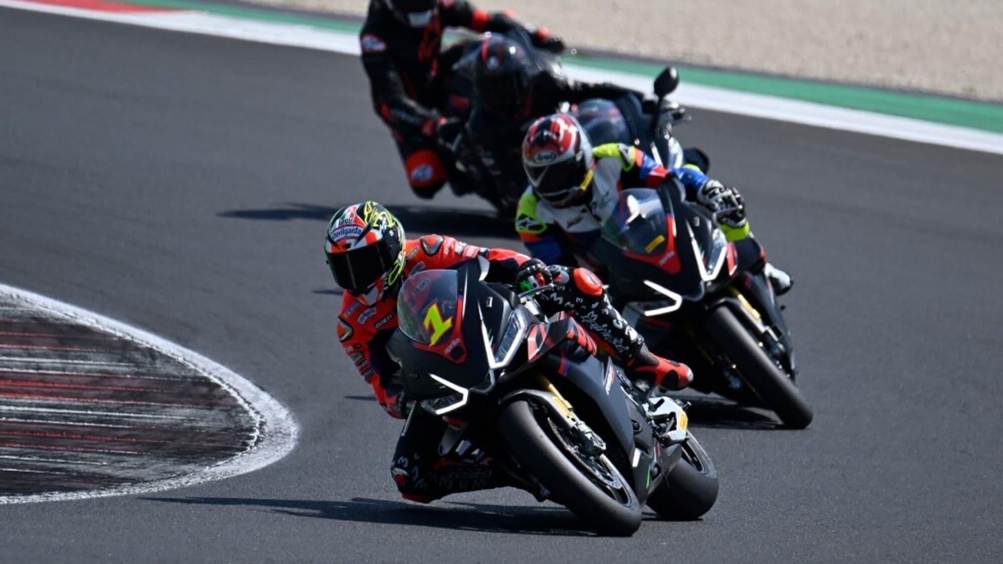 Aprilia Pro Experience: il corso esclusivo al circuito di Misano