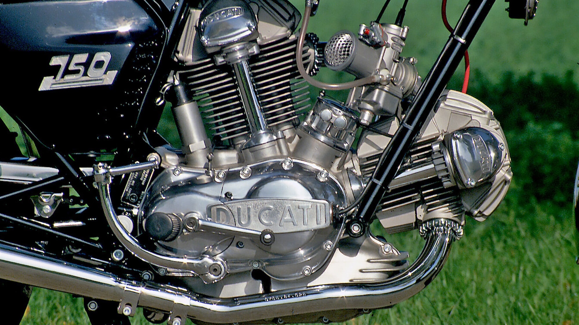 La differenza tra i motori in linea e quelli a V: la storia dei bicilindrici