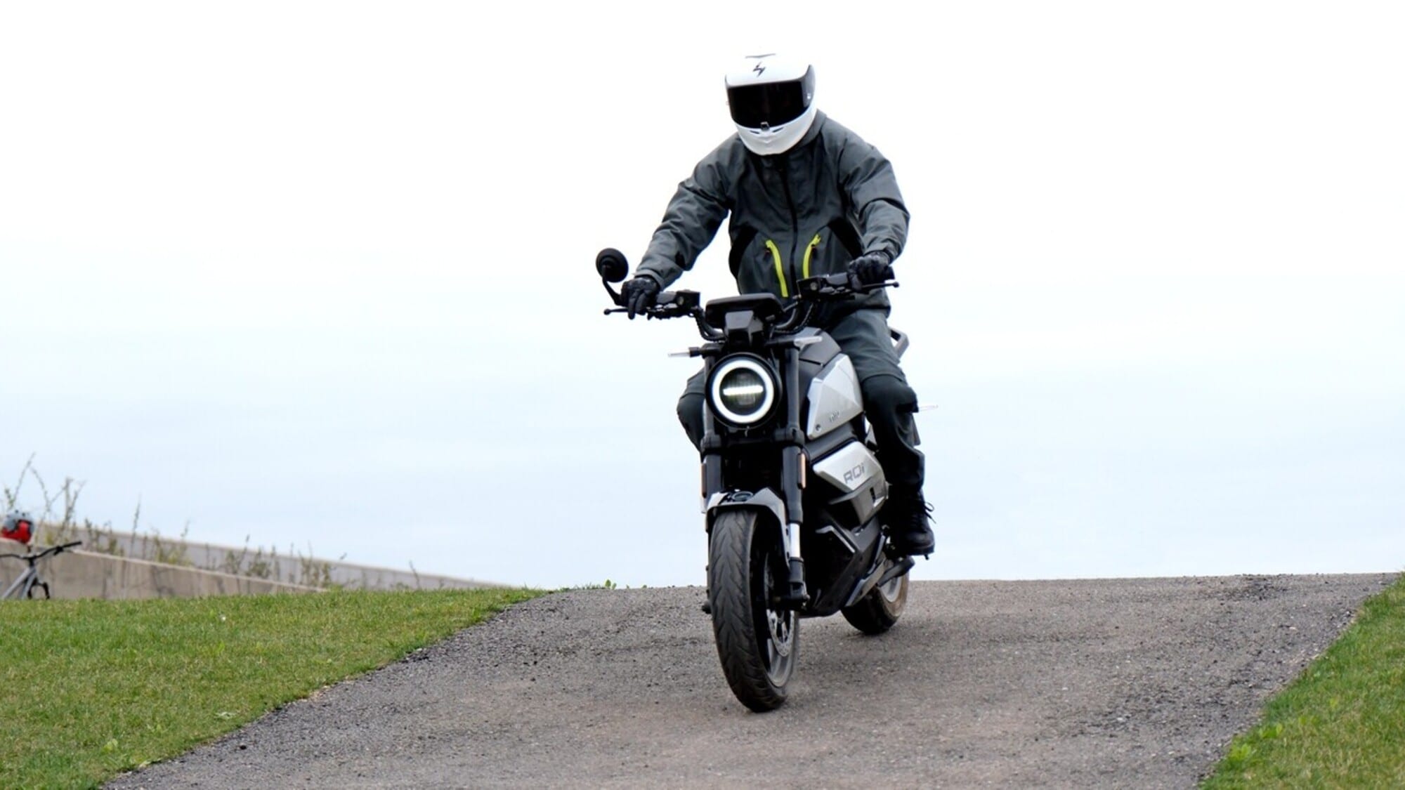 Test NIU RQi Sport 2025: elettrica smart per la città e oltre