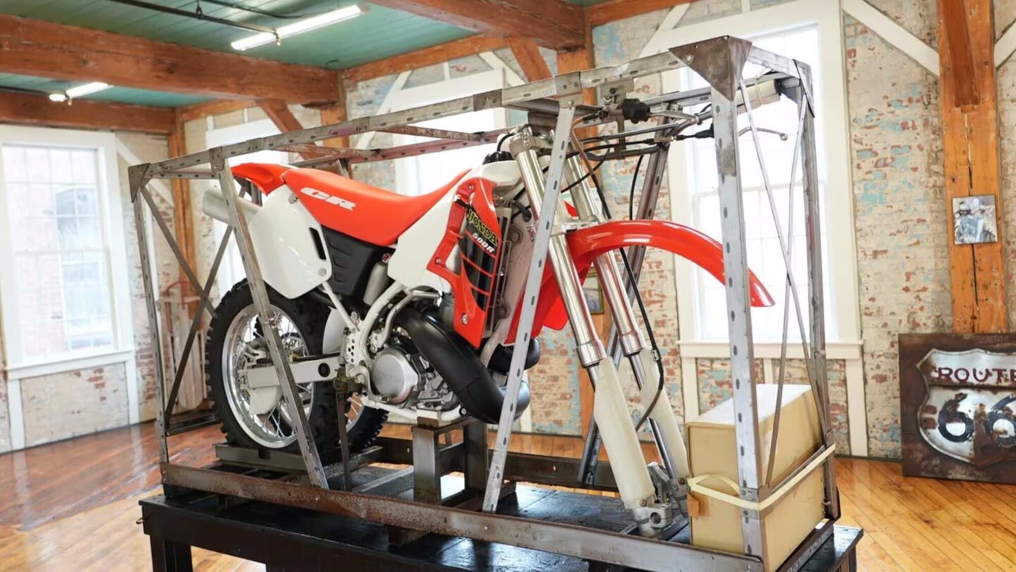Una Honda CR500R nuova, ancora nella cassa, è stata venduta all'asta per 78.100 dollari