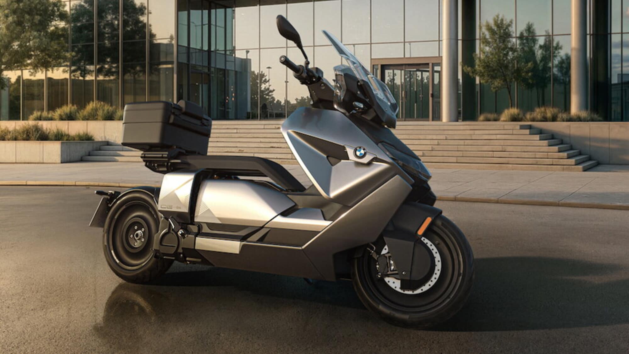 BMW CE 04: il maxi scooter elettrico si rinnova tra tecnologia, comfort e due livelli di potenza