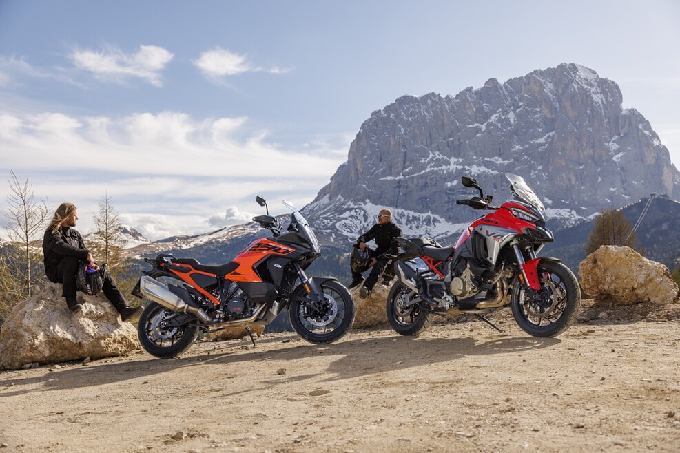 Ducati Multistrada V4 S vs KTM 1290 Super Adventure S: le foto della sfida | Alpen Masters 2025